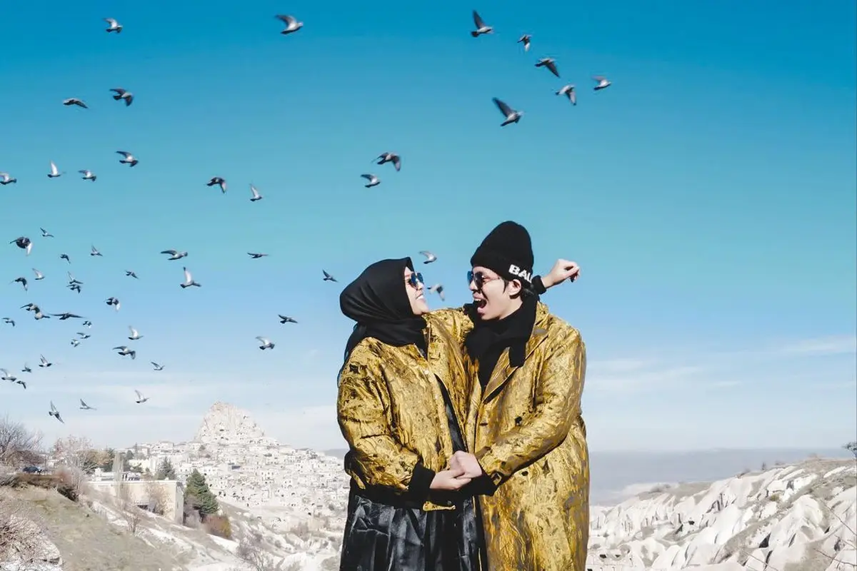 Detail Outfit Aurel Hermansyah Babymoon di Cappadocia bersama Suami dan Keluarga