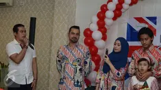 Adjie Pangestu (kiri) ayah kandung dari Muhammad Rafi memberikan sambutan saat acara Ulang Tahun Rafi ke-17, Jakarta, Sabtu  (24/12). Tampak hadir Anisa Trihapsari dan Sultan Djorghi di acara tersebut. (Liputan6.com/Herman Zakharia)