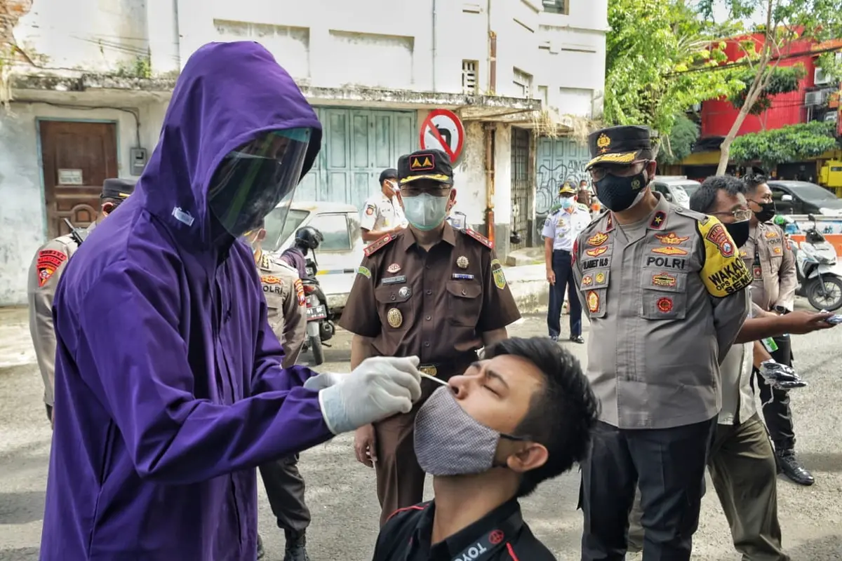 Wakapolda Jatim Brigjen Polisi Slamet Hadi Supraptoyo meninjau penerapan PPKM Darurat di Kota Surabaya. (Dian Kurniawan/Liputan6.com)
