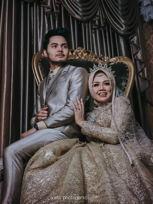 6 Momen Ely Sugigi Pakai Baju Pengantin Bareng Pacar, Pamer Kemesraan