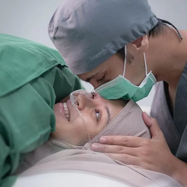 Momen 6 Seleb Pria Dampingi Istri Lahiran Anak Pertama, Penuh Haru Bahagia
