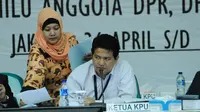 Ketua KPU Husni Kamil Manik tampak memberikan pandangan saat  rapat pleno terbuka di ruang sidang utama KPU, Jakarta, Senin (28/4/14). (Liputan6.com/Andrian M. Tunay)