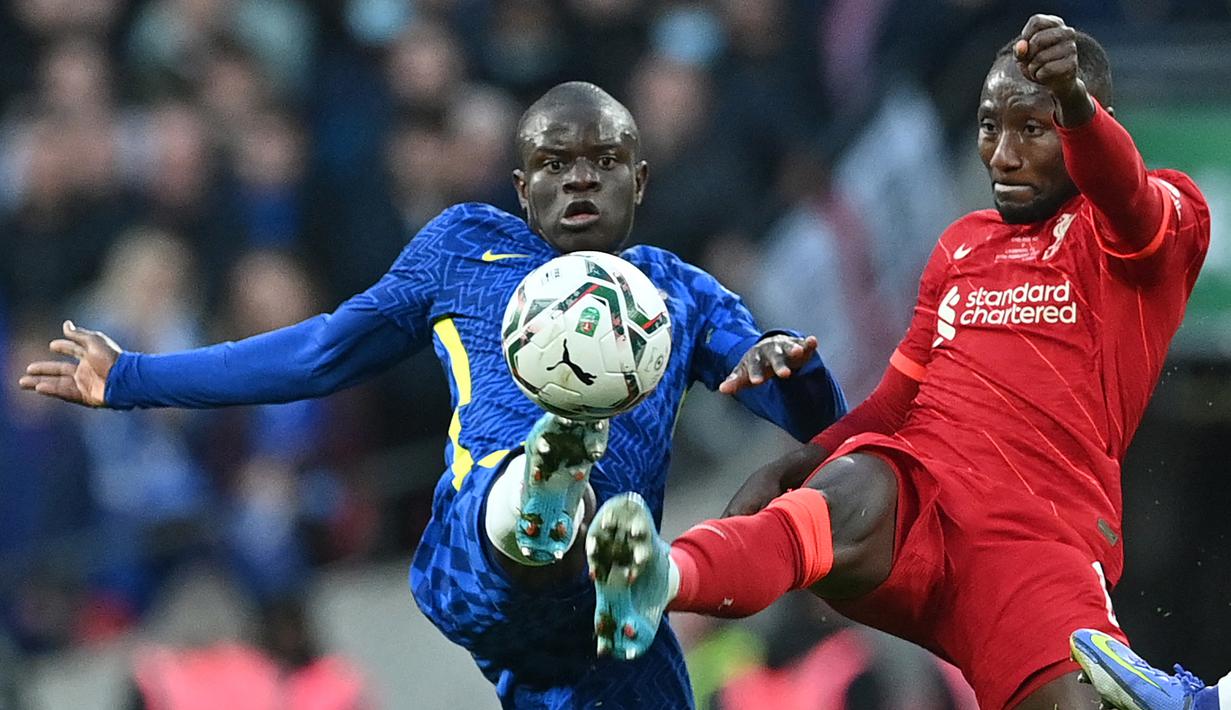 N'Golo Kante. Gelandang Prancis berusia 31 tahun yang telah memperkuat Chelsea selama 6 musim sejak didatangkan dari Leicester City pada awal musim 2016/2017 dengan nilai transfer 35,8 juta euro ini dibutuhkan Erik ten Hag untuk memperkuat lini tengah Manchester United yang ditinggalkan Paul Pogba dan Nemanja Matic. Kabarnya Thomas Tuchel tidak merestui rencana Setan Merah karena justru akan memperkuat pesaingnya tersebut. (AFP/Justin Tallis)