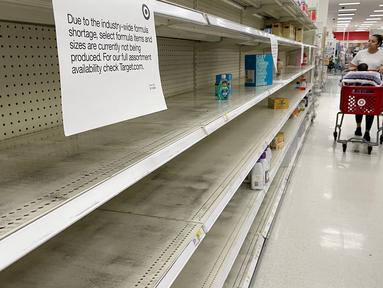 Seorang perempuan berbelanja susu formula bayi di tengah kelangkaan di Target di Annapolis, Maryland, AS, pada 16 Mei 2022. Kelangkaan susu formula bayi secara nasional berlanjut karena krisis rantai pasokan terkait dengan pandemi covid-19 yang telah membebani stok susu formula negara, sebuah masalah yang semakin diperburuk oleh penarikan produk utama pada bulan Februari. (Jim WATSON / AFP)