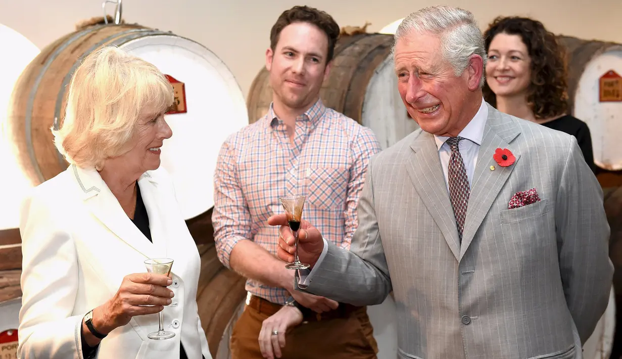Pangeran Charles dan Istri keduanya Camilla Duchess of Cornwall saat mengunjungi Seppeltsfield Winery di Australia, Selasa (10/11/2015). Pengeran Charles melakukan kunjungannya ke Australia selama beberpa hari.  (REUTERS/Daniel Kalisz)