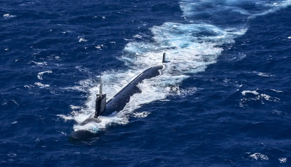 Pemandangan kapal selam nuklir AS saat latihan militer 70 mil laut (130 kilometer) di lepas pantai Cartagena, Kolombia, 28 Februari 2022. Kolombia dan AS memulai latihan militer di Karibia yang mencakup kegiatan dengan kapal selam nuklir. (Colombian National Navy/AFP)
