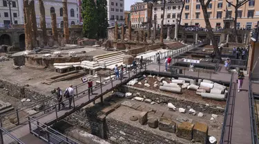 Para jurnalis mengunjungi jalan setapak baru yang disebut 'Area Suci' di mana empat kuil, yang berasal dari abad ke-3 SM, berdiri di tengah-tengah salah satu persimpangan jalan tersibuk di Roma modern, Senin, 19 Juni 2023. (AP Photo/Domenico Stinellis)