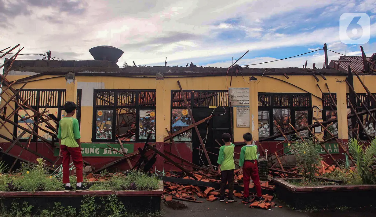 Ambruknya atap dua kelas juga dikarenakan bagian kayu penyangga atap yang rapuh, faktor kelembaban cuaca turut mempengaruhi. (merdeka.com/Arie Basuki)