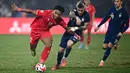 <p>Pemain naturalisasi baru Vietnam, Nguyen Xuan Son (kiri) menggiring bola melewati pemain Thailand, Nicholas Mickelson dalam laga leg pertama final Piala AFF 2024 yang berlangsung di Viet Tri Stadium, Vietnam, Selasa (02/01/2025) waktu setempat. (AFP/Nhac Nguyen)</p>