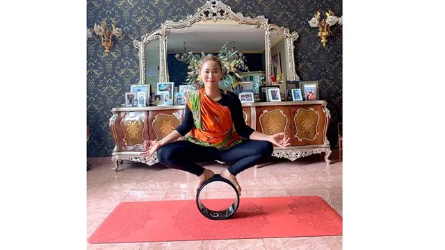 7 Gaya Inul Daratista Saat Lakukan Yoga, Curi Perhatian