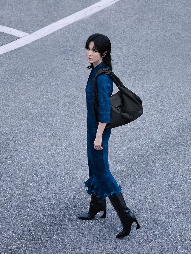 Manglingi! Song Hye Kyo Tampil Fresh dengan Rambut Wolf Cut Sambil Jinjing Tas Rp79,5 Juta