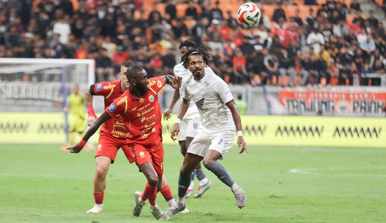 Enam menit berselang atau pada menit ke-37, PSM Makassar berhasil menyamakan kedudukan lewat aksi Sheriddin Boboev. Tampak dalam foto, pemain Persija berebut bola dengan pemain PSM Makassar pada laga pekan ke-22 BRI Super League 2025/2026 di Jakarta International Stadium, Jumat (20/2/2026) malam WIB. (Bola.com/Abdul Aziz)