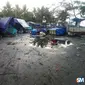 WARUNG RUSAK: Warung di kawasan objek wisata Pantai Suwuk rusak akibat dihantam gelombang pasang, Kamis (19/7/2018). (Foto: Liputan6.com/ suaramerdeka.com/Supriyanto)