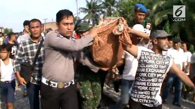 VIDEO: Asyik Bermain Ponsel, Ojek Online Tertabrak Kereta