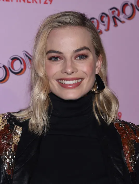 Kerap berdandan dan berpakaian seperti wanita usia 30an, ternyata Margot Robbie masih berusia 26 tahun. (CHRIS DELMAS / AFP)
