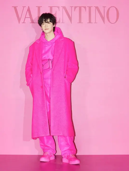 <p>Penampilan Lee Jong Suk from head to toe. (Foto: Twitter/ maisonvalentino)</p>