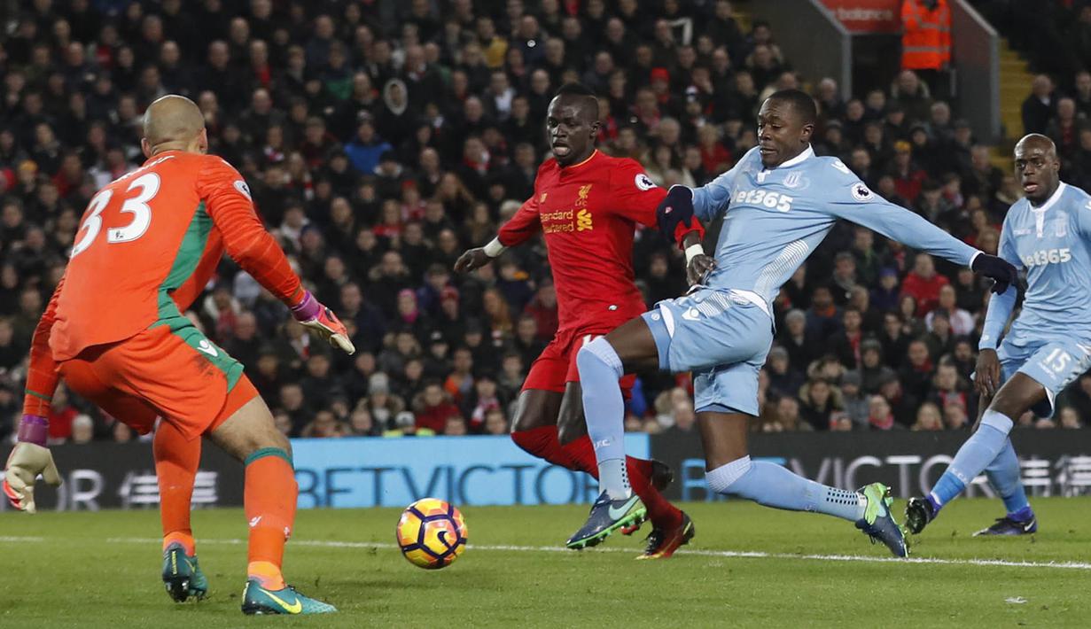 Proses terjadinya gol bunuh diri oleh pemain Stoke, Giannelli Imbula, saat melawan Liverpool. Serangan bertubi-tubi dari The Reds membuat lini belakang Stoke menjafi tidak fokus dan akhirnya kerap melakukan kesalahan. (Reuters/Carl Recine)
