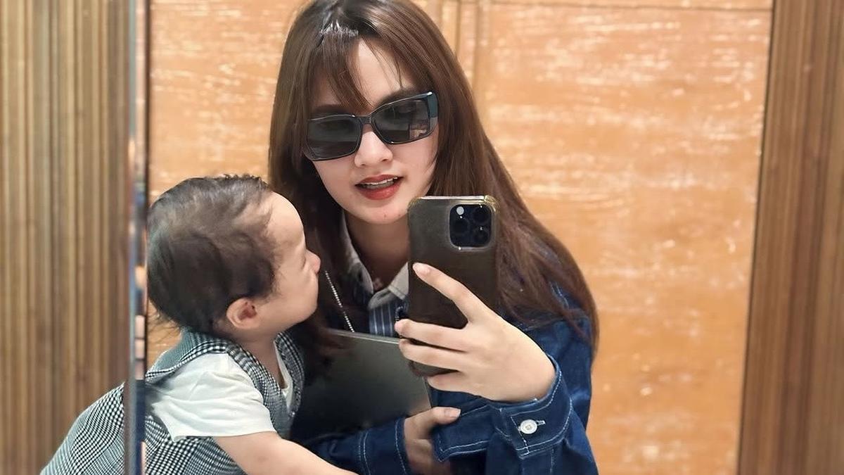 Potret Penampilan Sabrina Anggraini Antar Anak Les Sebeum Kerja, Stylish Bak Gadis