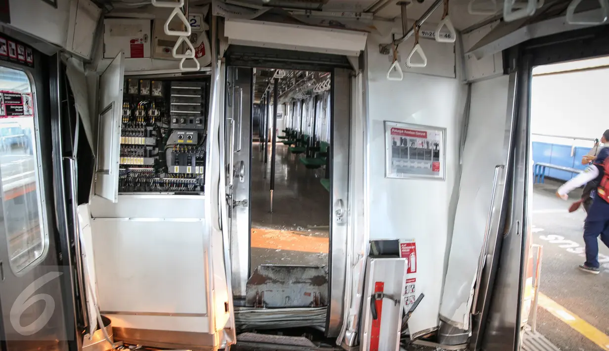 Kondisi Kereta Rel Listrik (KRL) yang mengalami kecelakaan di Stasiun Juanda, Jakarta, Rabu (23/9/2015). KRL nomor 1156 rute Kota - Bogor menabrak KRL 1154 tujuan sama saat tengah stand by di Stasiun Juanda.(Liputan6.com/Faizal Fanani)