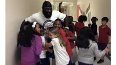 Kimbo Slice saat mengunjungi anak-anak seolah Liberty, Selain menjadi atlet MMA Kimbo juga bermain dalam beberapa film Hollywood salah satunya adalah Circle Of Pain tahun 2010. (Bola.com/ Twitter/Kimbo Slice)