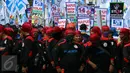 Massa buruh dan pekerja dari berbagai daerah menggelar aksi peringatan May Day di Jalan MH Thamrin, Jakarta, Senin (1/5). Dalam aksi ini, buruh menyuarakan sejumlah tuntutan, di antaranya tolak upah murah dan hapus outsourcing. (Liputan6.com/Johan Tallo)