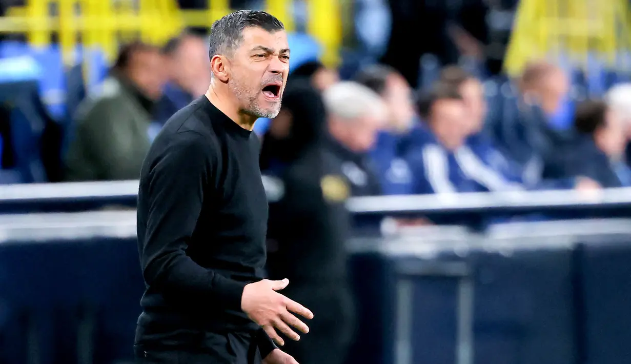 Debut manis dilakoni Sergio Conceicao sebagai pelatih AC Milan. Rossoneri berhasil comeback atas Juventus dengan skor 2-1 dalam pertandingan semifinal Supercoppa Italia 2024 di Al-Awwal Park, Riyadh, Arab Saudi, Sabtu (4/1/2025). (AFP/Fayez Nureldine)
