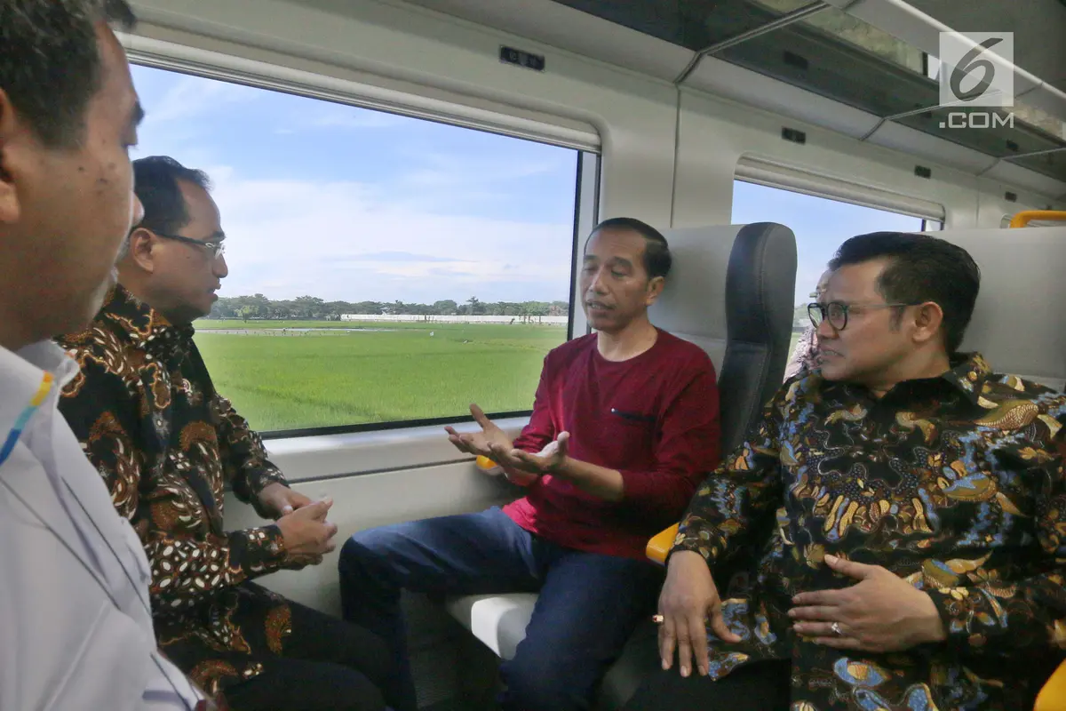 Kenakan Kaus Oblong, ini Gaya Santai Jokowi saat Jajal Kereta Bandara