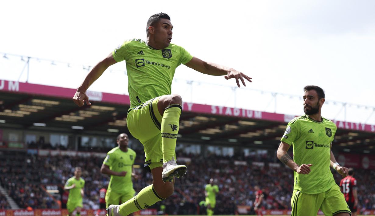Selebrasi pemain Manchester United, Casemiro (kiri), setelah mencetak gol cantik ke gawang Bournemouth dalam pertandingan pekan ke-37 English Premier League 2022/2023 yang berlangsung di Vitality Stadium, Sabtu (20/5/2023). (AFP/Adrian Dennis)