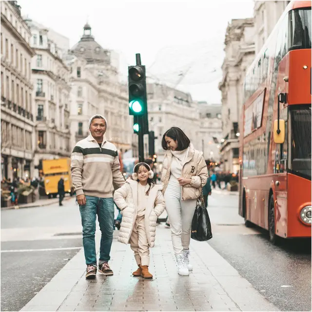7 Potret Liburan Gading Marten Bersama Gisel dan Gempi di London
