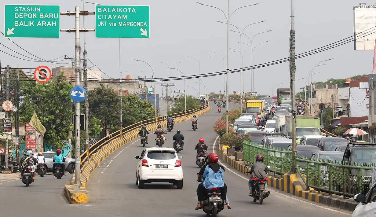 Kendaraan melintas di flyover Jalan Arif Rahman Hakim, Depok, Jawa Barat, Senin (22/10). Gubernur Jawa Barat Ridwan Kamil berjanji untuk memberikan hibah dua flyover kepada Pemerintah Kota Depok. (Liputan6.com/Immanuel Antonius)