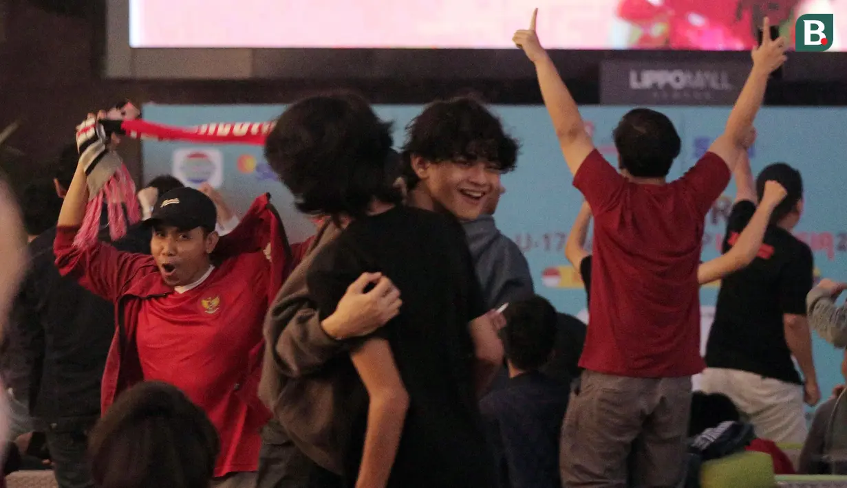 Sejumlah pendukung Timnas Indonesia U-17 merayakan gol yang dicetak oleh Arkhan Kaka ke gawang Timnas Ekuador U-17 dalam pertandingan Grup A Piala Dunia U-17 2023 dalam acara nonton bareng di Avenue of The Stars Lippo Mall Kemang, Jakarta, Jumat (10/11/2023). (Bola.com/Adine Wirya)