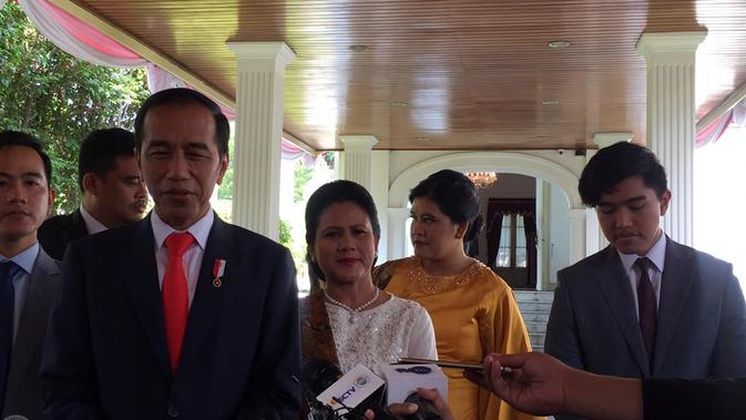 Jokowi bersama keluarga bersiap berangkat ke Gedung MPR/DPR/DPD RI Jakarta untuk menghadiri Pelantikan Presiden dan Wakil Presiden 2019. (Liputan6.com/Lisza Egeham)