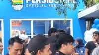 Dua pemain Persib Bandung, Robi Darwis dan Muhammad Adzikri ikut meramaikan pembukaan Persib Store di Rutinitas Coffe, Jalan R.A. Kosasih 507, Kelurahan Subangjaya, Kecamatan Cikole, Kota Sukabumi, Minggu (19/1/2025).