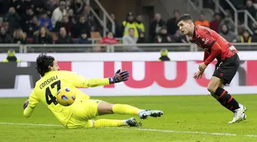 Gelandang AC Milan Christian Pulisic mencetak gol pembuka melewati kiper Sassuolo Andrea Consigli pada duel pekan ke-18 Serie A 2023/2024 di San Siro, Minggu (31/12/2023). (AP Photo/Antonio Calanni)