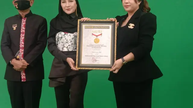 Shandy Purnamasari dan Maharani Kemala terima penghargaan MURI