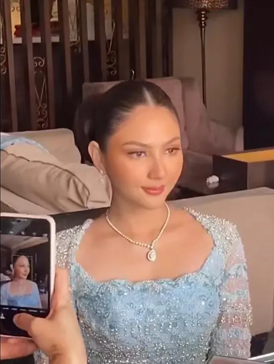 Sementara rambutnya ditata model twist bun, simple tanpa aksesori apapun. [Foto: IG/myrnamyura/yukikt].