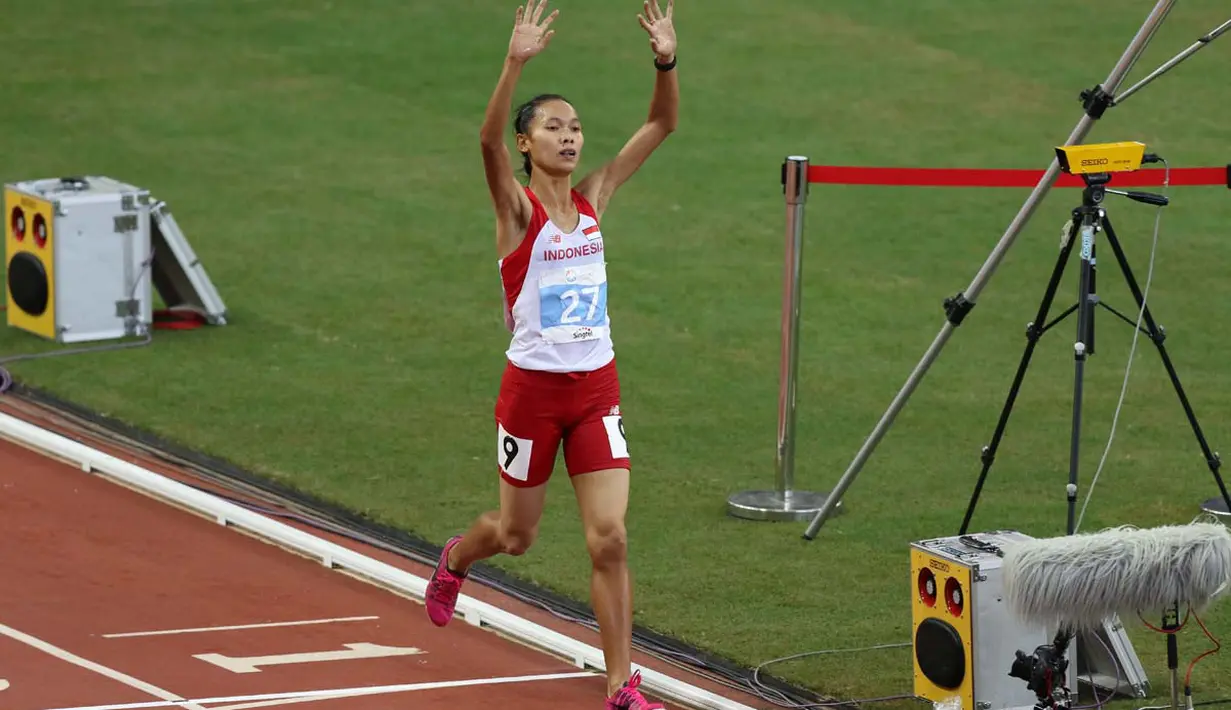Pelari putri Indonesia, Rini Budiarti, meraih emas nomor lari halang rintang 3.000m SEA Games yang berlangsung di Stadion Nasional Singapura. Jumat (12/6). (Bola.com/Arief Bagus)