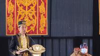 Sultan Buton ke 40 La Ode Izat Manarfa memberikan gelar La Ode Muhammad Joko Widodo Lakina Bhawaangi Yi Nusantara kepada Presiden Jokowi di Benteng Keraton eks-Kesultanan Buton.