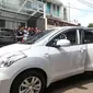 Mobil yang dipakai para tersangka dalam aksi perampokan dan pembunuhan di perumahan Pulomas, Jakarta Timur, Jumat (6/1). Polres Metro Jakarta Timur menggelar prarekonstruksi perampokan dan pembunuhan di rumah mewah tersebut. (Liputan6.com/Faizal Fanani)