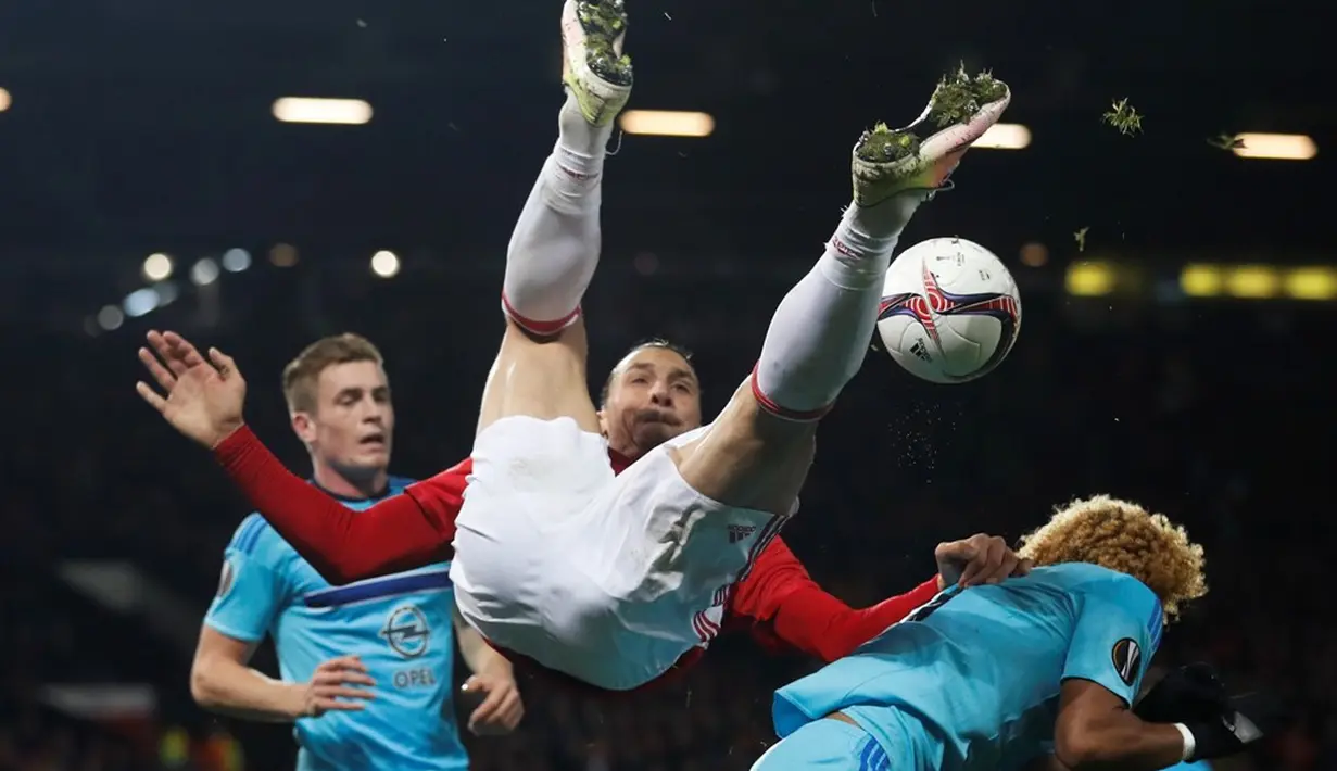 Pemain Manchester United, Zlatan Ibrahimovic, berebut bola dengan pemain Feyenoord pada matchday kelima Grup A Liga Europa 2016-2017, di Stadion Old Trafford, Jumat (25/11/2016) dini hari WIB. (Action Images via Reuters/Carl Recine)