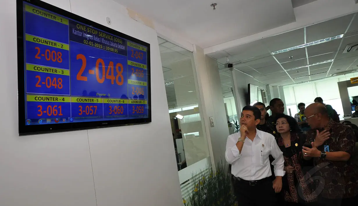 Men PAN-RB, Yuddy Chrisnandi melakukan sidak di beberapa kantor pelayanan publik, Jakarta, Jumat (2/1/2015). Tampak Men PAN-RB, Yuddy Chrisnandi (berbaju putih) memantau nomor antrian di Kantor Imigrasi Jakarta Selatan. (Liputan6.com/Miftahul Hayat)