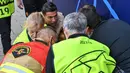 Bola sepakan CR7 yang teramat keras di sesi pemanasan mengenai penjaga keamanan perempuan hingga membuatnya roboh di pinggir lapangan. (Foto: AFP/Fabrice Coffrini)