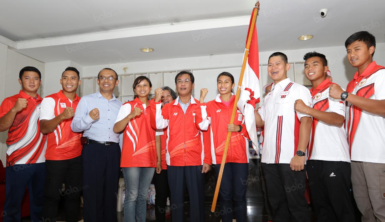 Para Atlet Indonesia yang akan mengikuti Olimpiade Rio 2016 berfoto bersama di Gedung KOI, Jakarta, (27/7/2016). (Bola.com/Nicklas Hanoatubun)