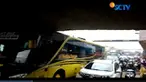 Bus pariwisata berisi para mahasiswa ini tersangkut karena tinggi bus melebihin tinggi terowongan.