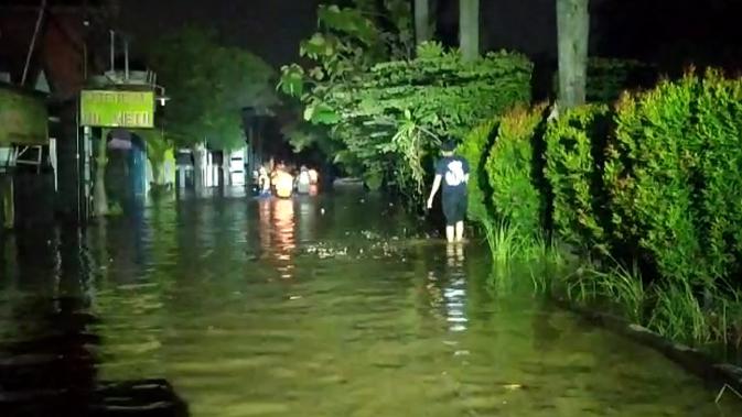 Banjir di kawasan Bojongkulur, Kecamatan Gunungputri, Kabupaten Bogor, Sabtu malam (24/10/2020). (Liputan6.com/ Achmad Sudarno)