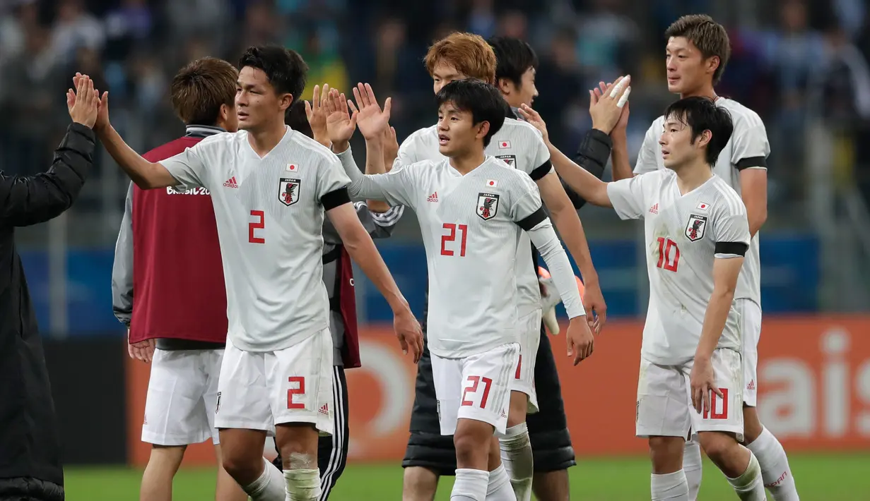 Para pemain Jepang bersalaman usai pertandingan melawan Uruguay pada grup C Copa America 2019 di Arena Gremio di Porto Alegre, Brasil (20/6/2019). Jepang bermain imbang 2-2 atas Uruguay. (AP Photo/Silvia Izquierdo)