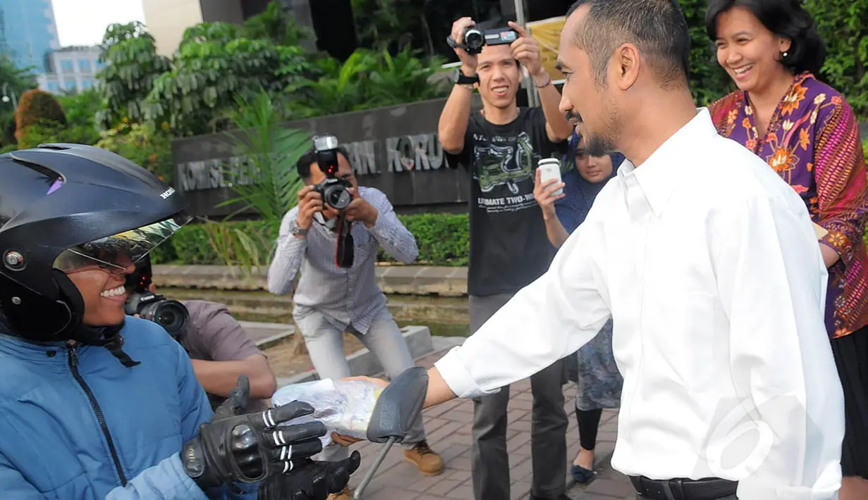 Abraham Samad membagikan takjil kepada pengendara dan pengguna jalan yang melintas di depan gedung KPK, Kamis (24/07/14). (Liputan6.com/Faisal R Syam)