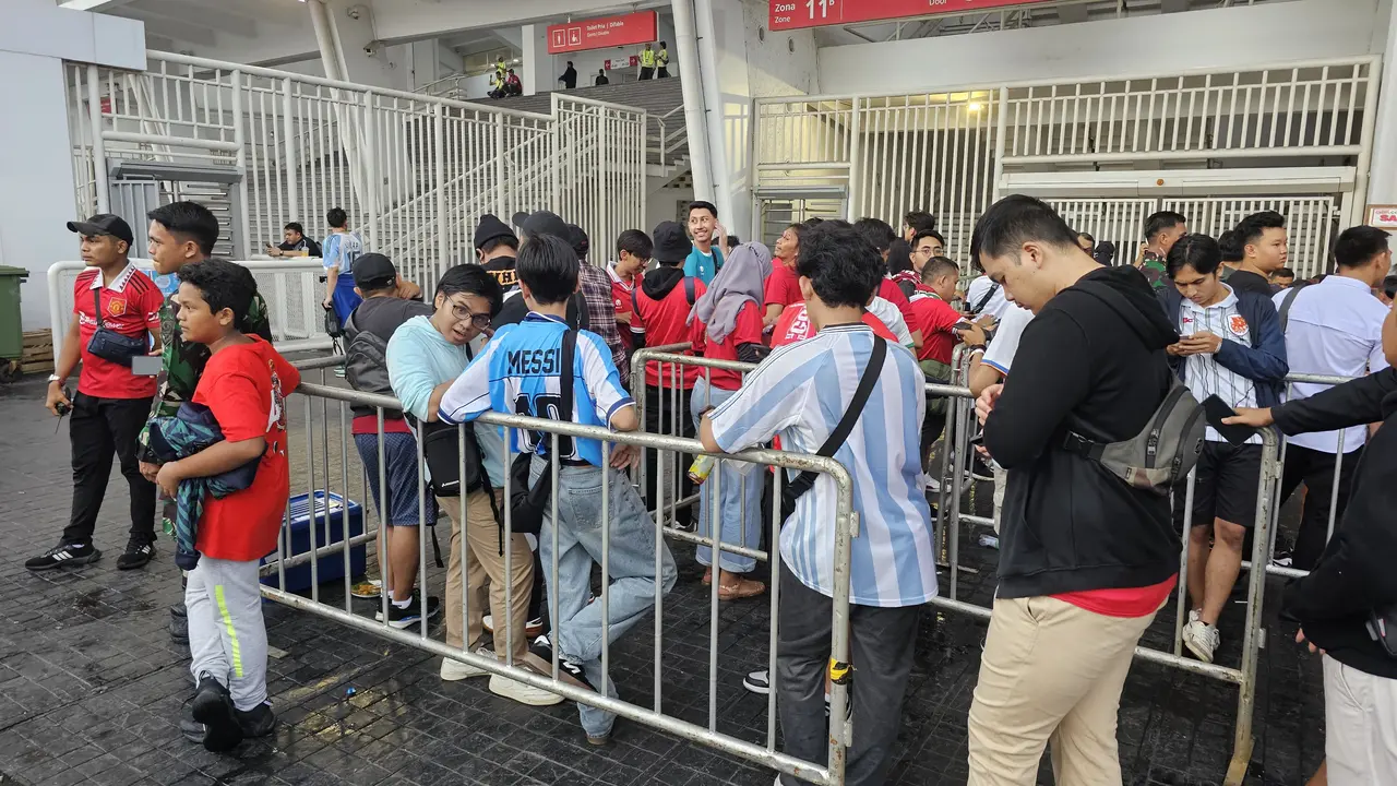 Antrian penonton laga Indonesia vs Argentina