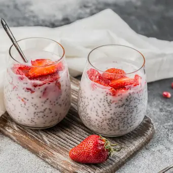 Camilan bisa menjadi bagian penting dalam menjaga berat badan, asalkan jenisnya tepat. Ketika dipilih dengan benar, camilan bisa membantu mengontrol rasa lapar, mencegah makan berlebihan saat jam makan utama, dan memberi tubuh asupan energi tambahan yang tetap sehat.(foto/dok: freepik)