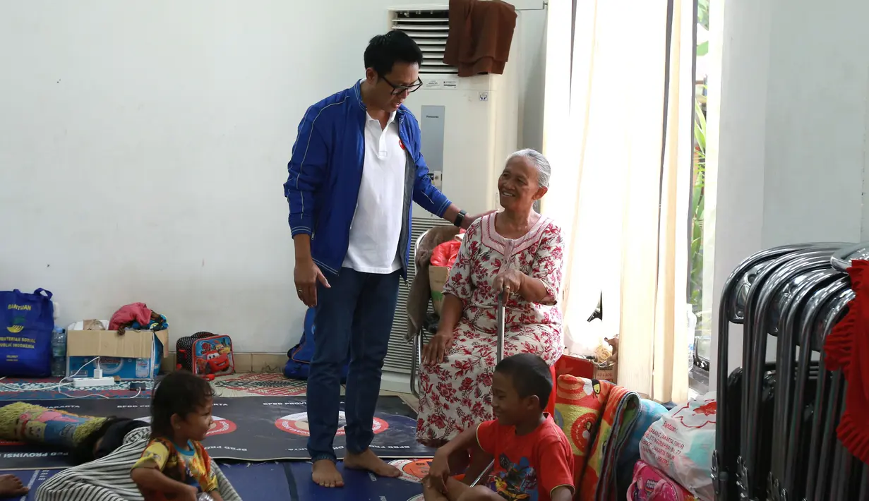 Eko Patrio sambangi korban banjir di Bidara Cina, Jakarta Timur Jumat (03/01/2020). (Foto: Deki Prayoga/Dream)